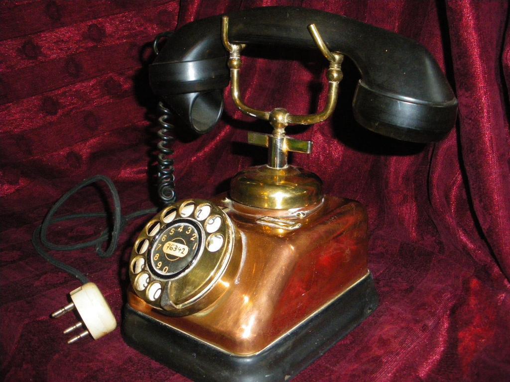 Советская 30 телефон. Старинный телефон. Старинный телефонный аппарат и компьютер. Телефон 30х. Старинный телефонный аппарат. (СЗР).
