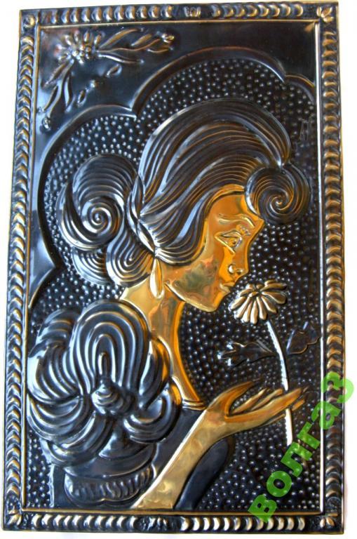 Чеканка по меди_Девушка с ромашкой