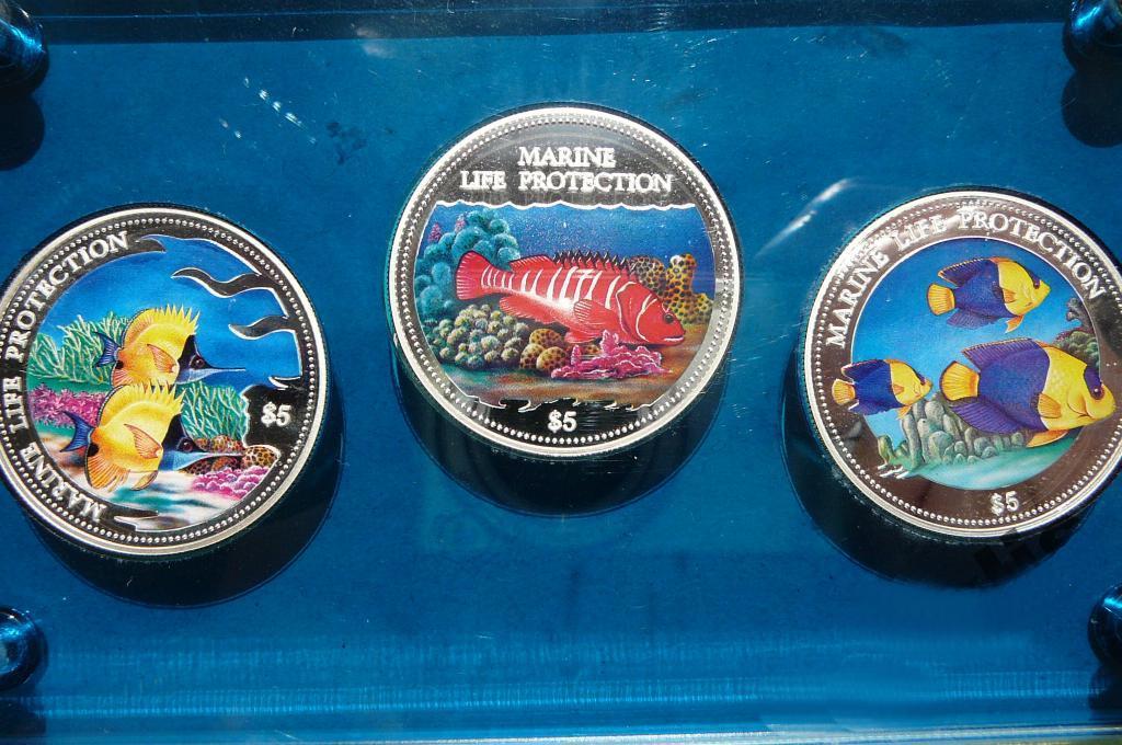 МОРСКАЯ ФАУНА 3 монет Ag 2000-2001 Цвет РЫБЫ Акрил