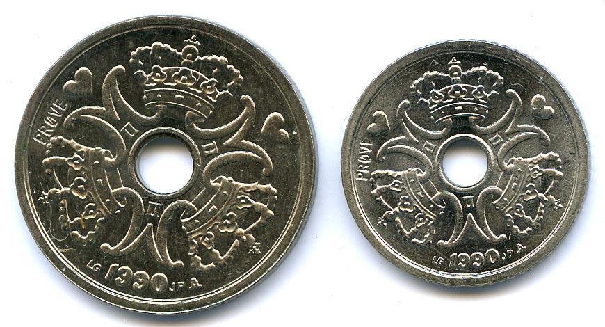 Монеты с отверстием. Монета с дыркой. Китайские монеты с круглой дыркой. Китайская монета с круглым отверстием.