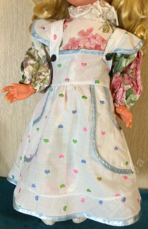 Фартук для куклы. Передник для куклы. Кукольное платье с фартуком. Платье с фартуком для кукол.