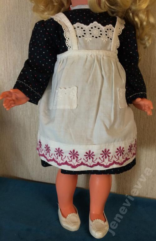 Фартук для куклы. Передник для куклы. Платье с фартуком для кукол. Школьный фартук для куклы.