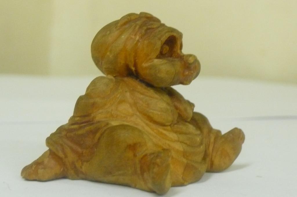Фигурка из дерева резьба