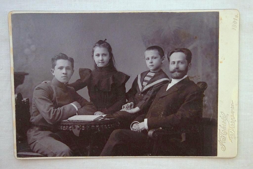 Фото    ДЕТИ ОТЕЦ    1901г.  Фотография П.ПАВЛОВА  в  Москве