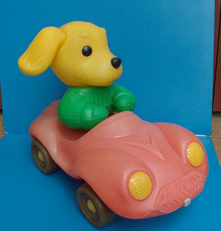 Игрушка СОБАКА на МАШИНЕ полиэтилен СССР