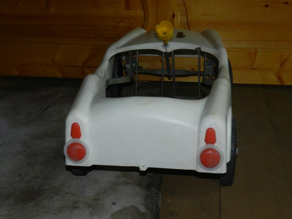 МАШИНА-АВТОМОБИЛЬ ПЕДАЛЬНЫЙ белый №14. Игрушка СССР 1970-80г.г.