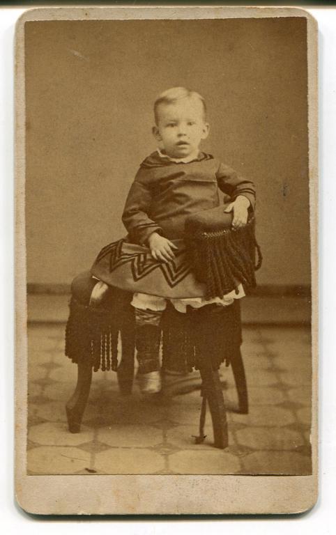визитка дети мальчик в платье 1870ег. 2 