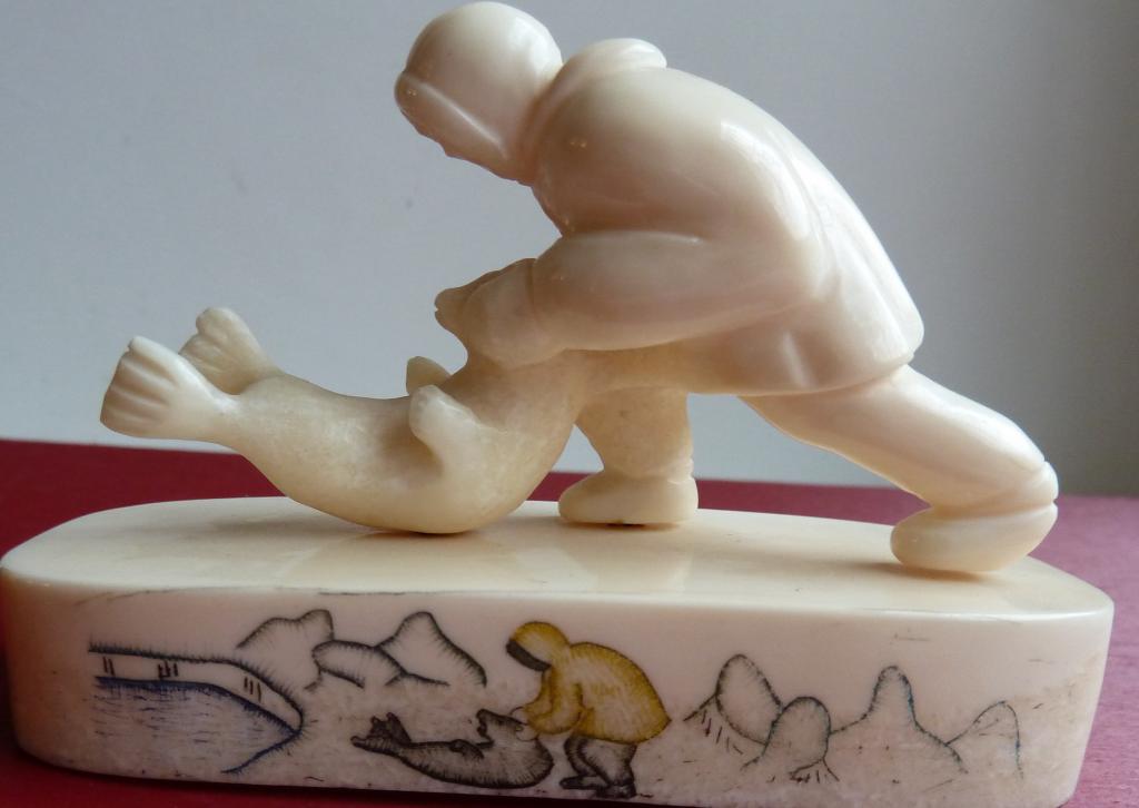 КОСТЬ СКУЛЬПТУРНАЯ КОМПОЗИЦИЯ  "ЧУКЧА С ТЮЛЕНЕМ"  70-е  КРАСОТА ! КОЛЛЕКЦИОННЫЙ ПРЕДМЕТ !  ОРИГИНАЛ