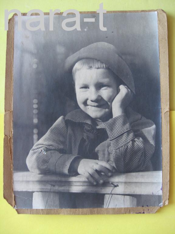 Фотография на картоне. Мальчик. Начало 20 века. Размер 20 на 25 см. Дефекты.