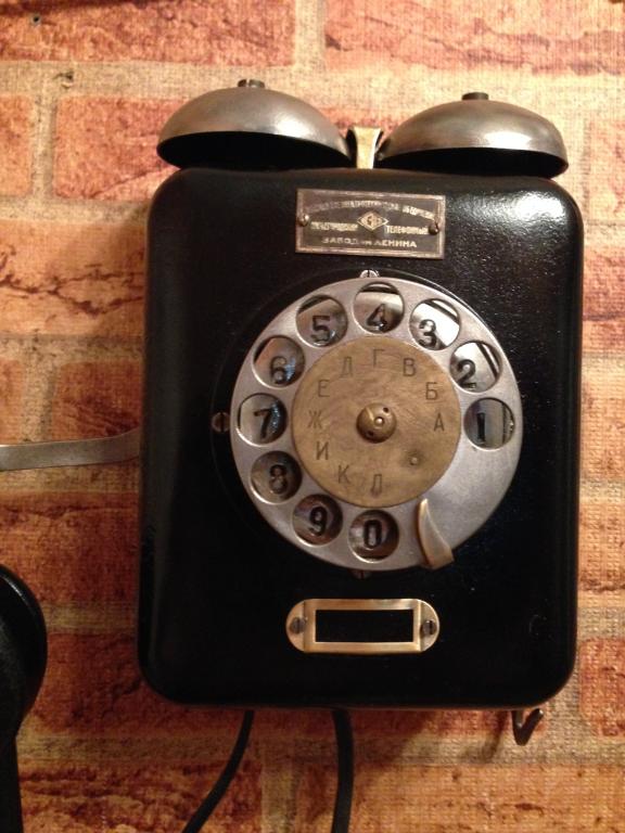 Советская 30 телефон. Телефон 30-х годов. Телефон 30 годов. Старый телефонный аппарат настенный с ручкой. Щиток телефона старый.