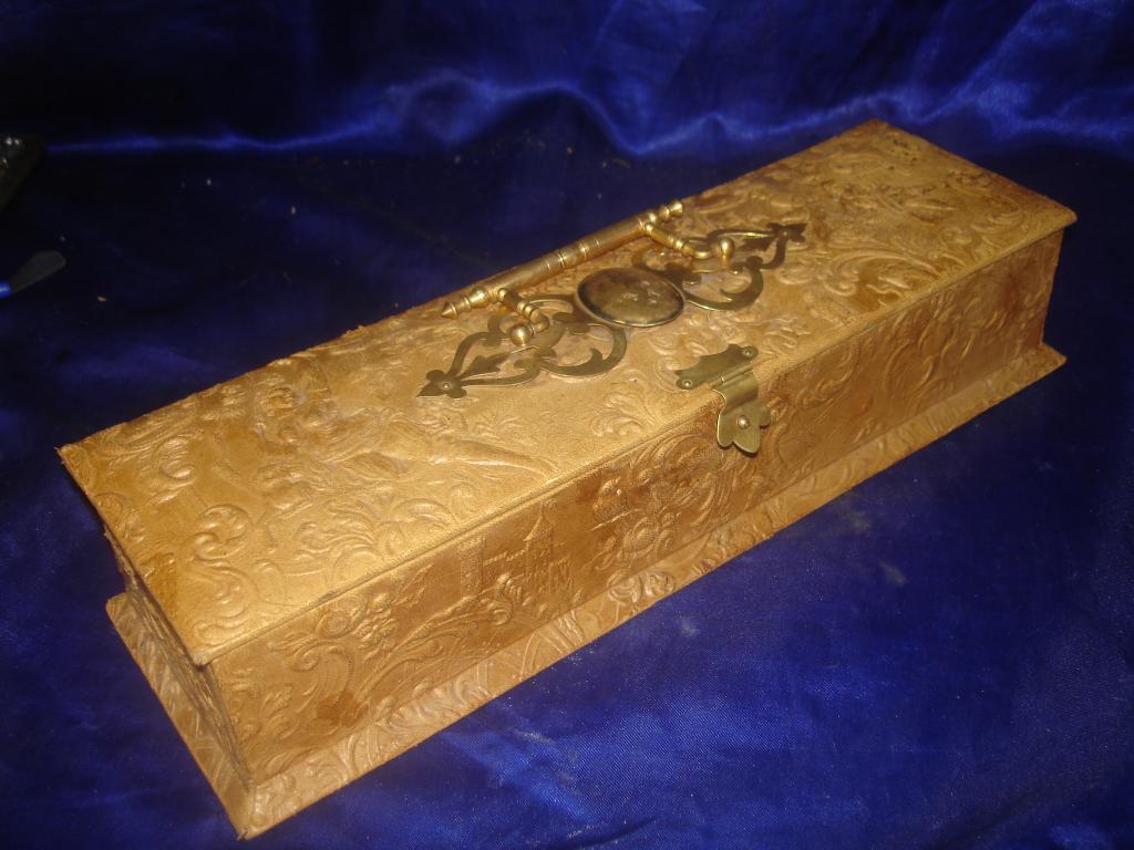 комплект:старинная коробка и щипцы для перчаток 
