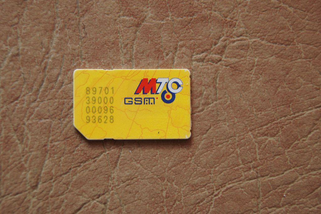 Сколько лет давиду симки. Симка МТС 2001 года. Старые сим карты. Желтая Симка МТС. Сим карта МТС.