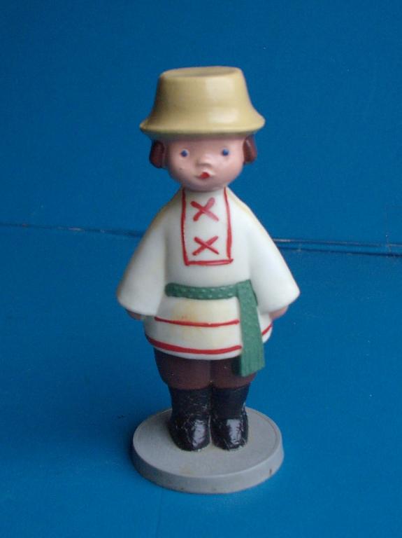 Куколка в НАЦИОНАЛЬНОМ КОСТЮМЕ колкий пластик СССР №1