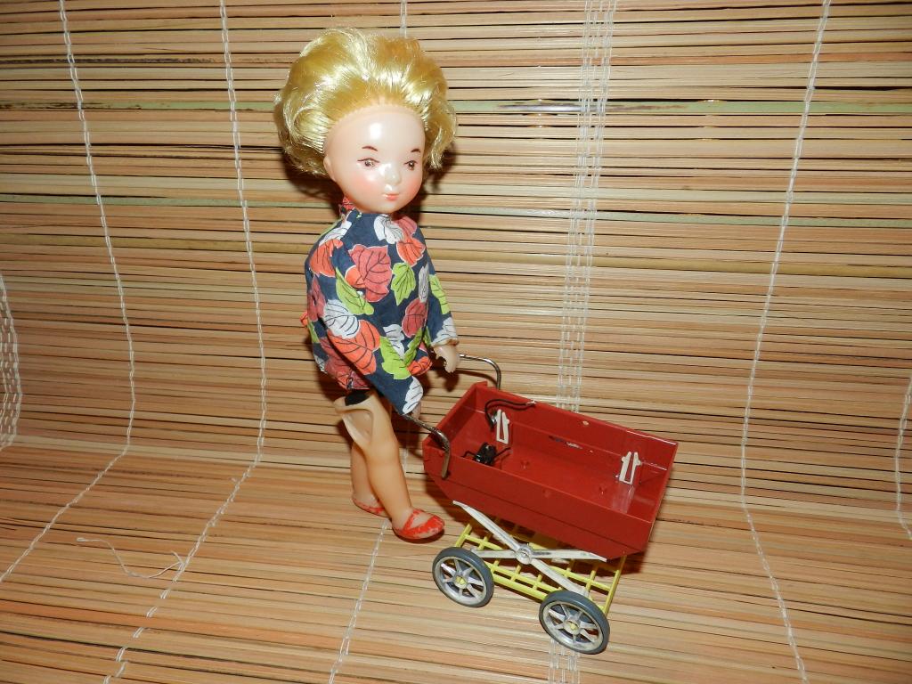КУКЛА ШАГАЮЩАЯ с  КОЛЯСКОЙ. Выс. 29 см. Электро-Механическая. СССР 1980г.г.