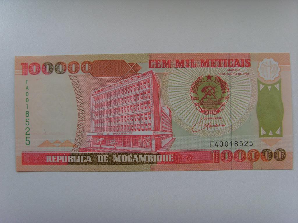 МОЗАМБИК  100000  метикайс  1993г.  UNC