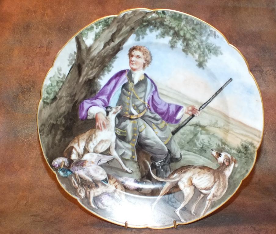 Тарелка. Фарфор. Охота. Охотник с ружьем и собаками. Limoges. Франция. *