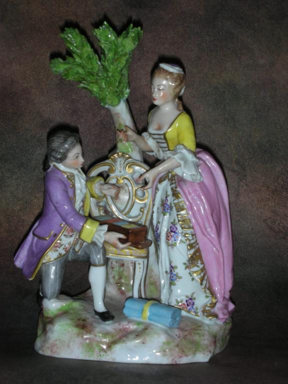 Статуэтка. Фарфор. Продавец тканей. Франция. *