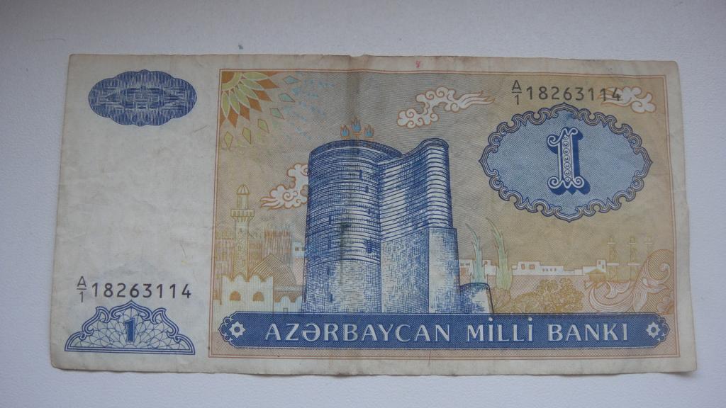 Сколько стоит 1000 рублей азербайджанский. Азербайджанский манат в руках. Азербайджанский манат картинки. Азербайджанский манат значок. Первые азербайджанские деньги.