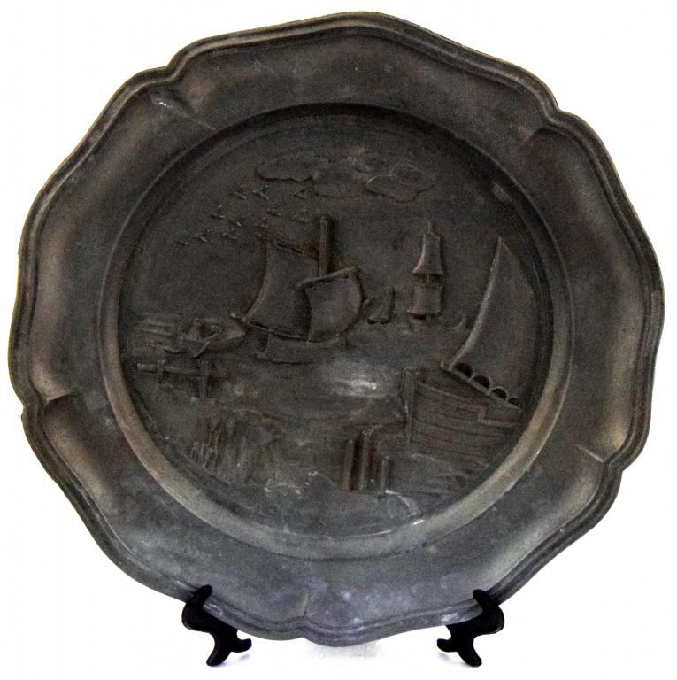 Оловянная тарелка с рельефным изображением «Лодки на пристани». Европа.  Арт. 700997