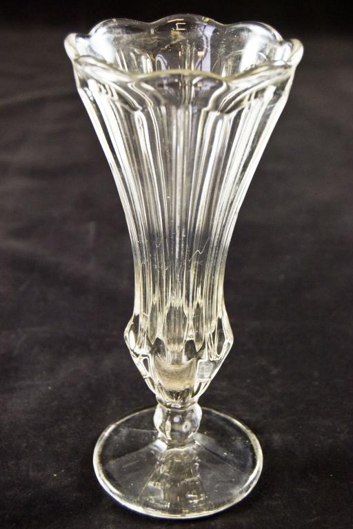 Декоративная ваза из прозрачного стекла на ножке. Европа.  Арт 700144