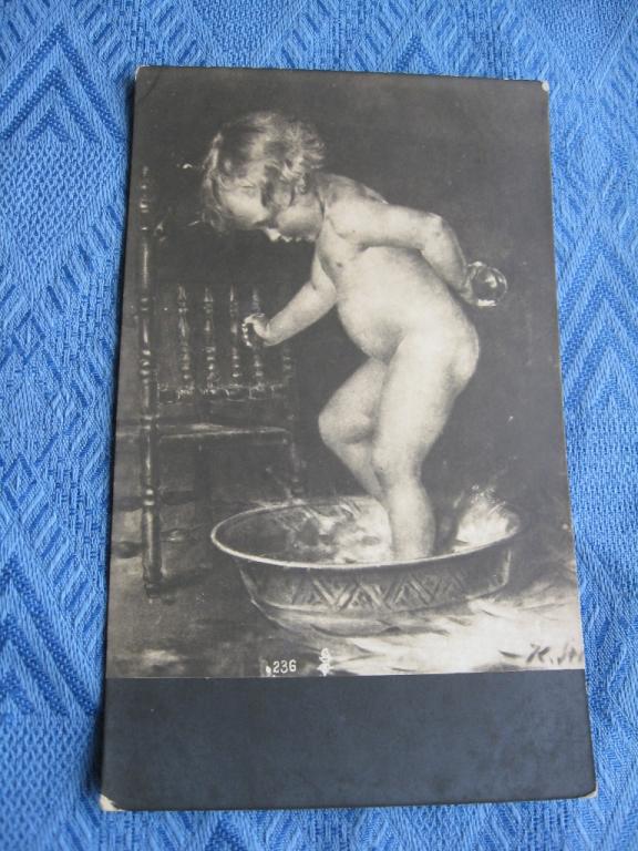 Открытка. Живопись.  Ребенок в тазу. Подписана.