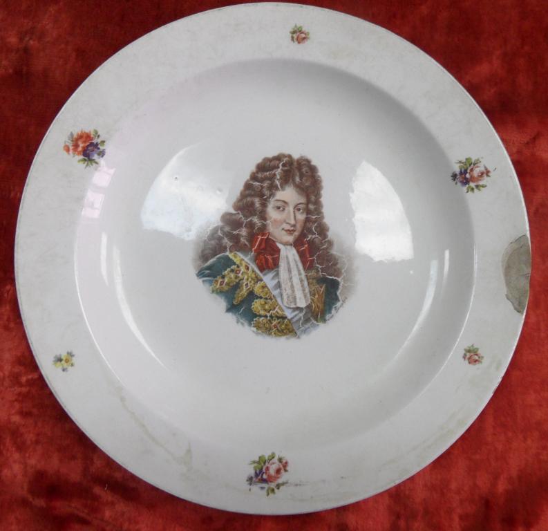 Тарелка окончание. Тарелка Meissen французские короли. Антикварная тарелка Мейсен. Фарфор Мейсена 19 века тарелки.