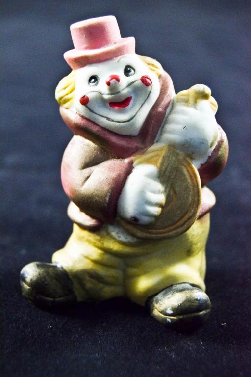 Фарфоровая статуэтка «Клоун с банджо». 6 Европа.  Арт. 100204
