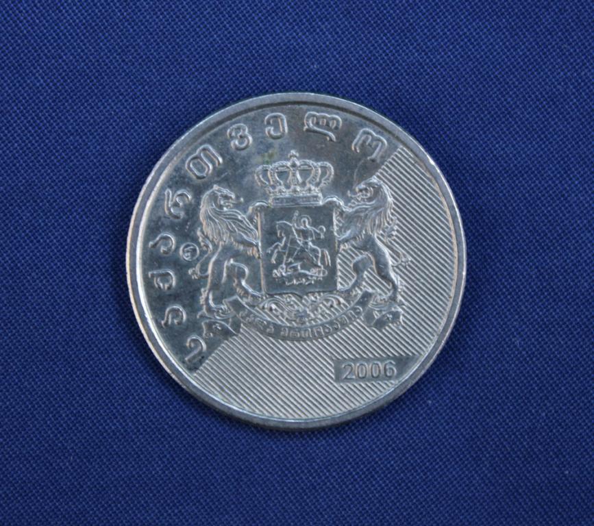 Грузинские монеты 100 лари. 7500 Рублей в лари. 60 Лари в рублях. Gel лари.