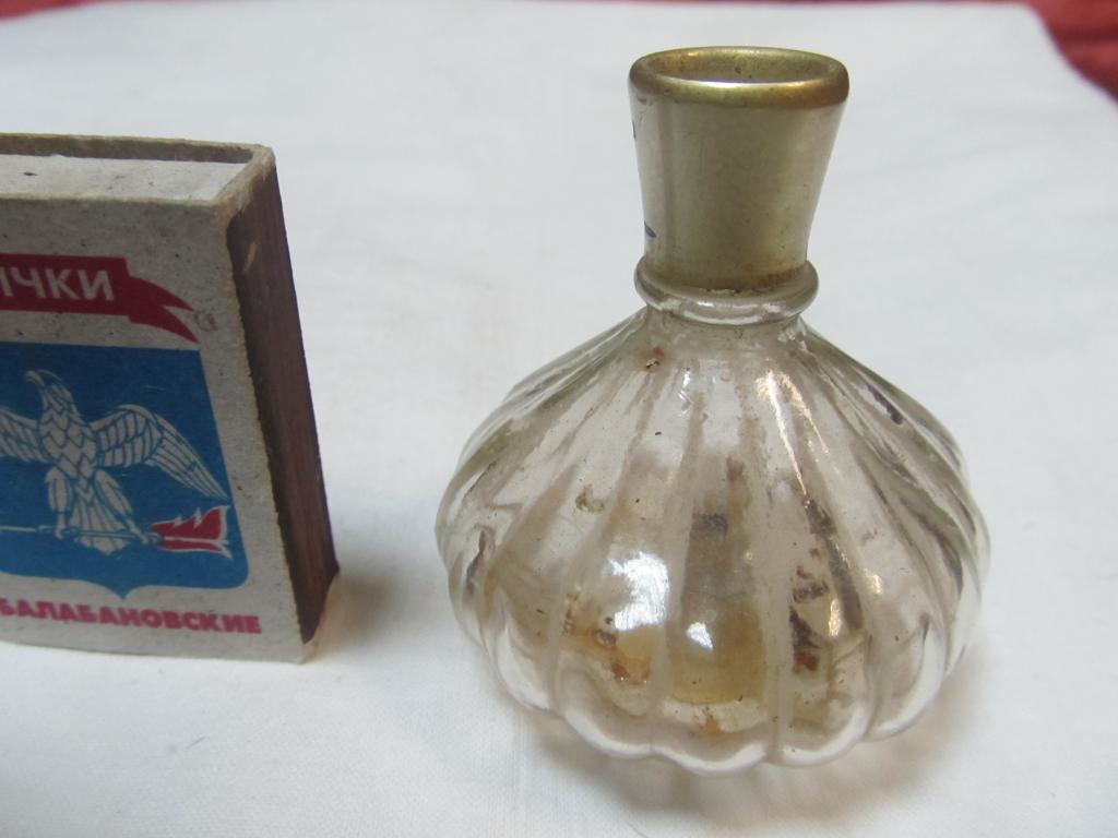 Купить парфюм ростов. Советские духи. Советские духи женские. Советские флаконы для духов. Флакон парфюма.