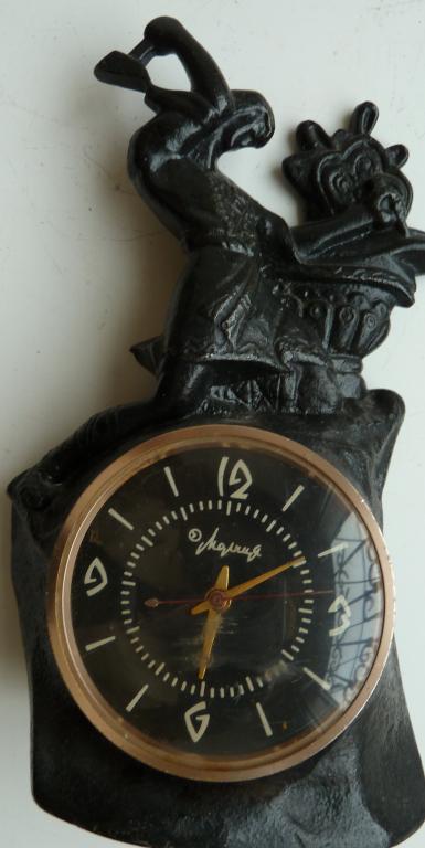 Изготовляемые часы кузнецами были. Часы молния 3309 яшма. Часы молния 1965 настольные. Чугунные часы. Часы чугунные каминные.