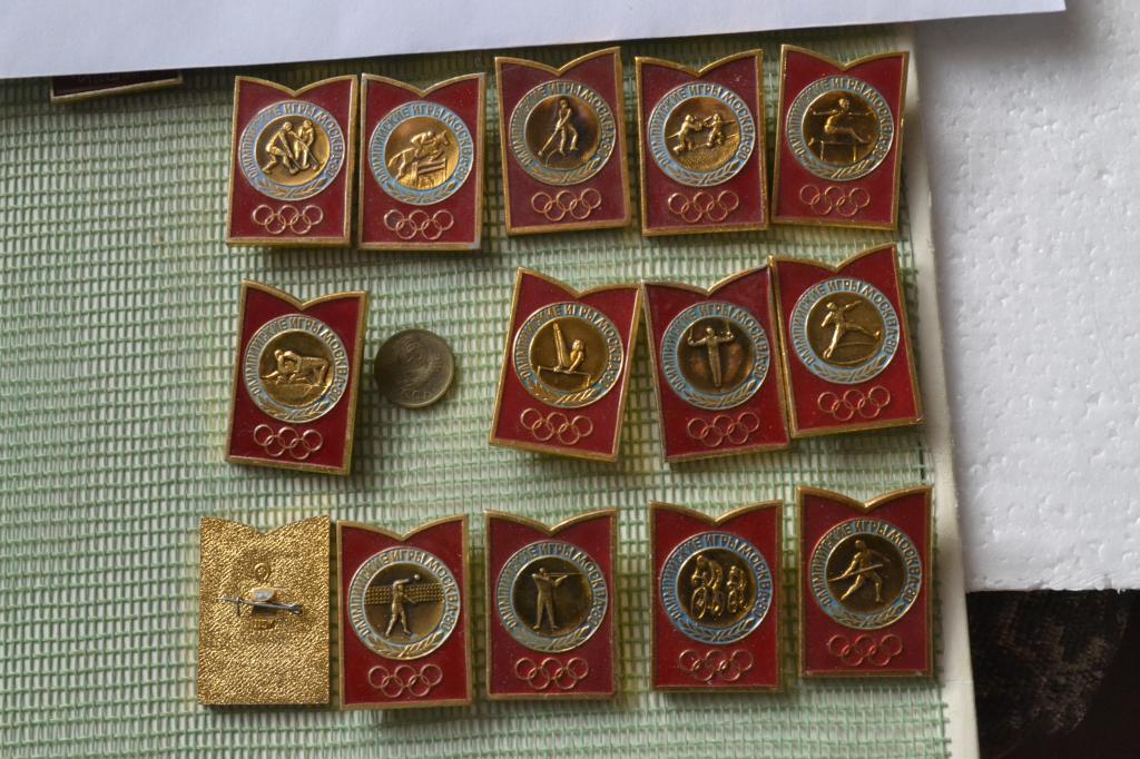 Аукцион значков мешок. Полные коллекции значков олимпиады 80.