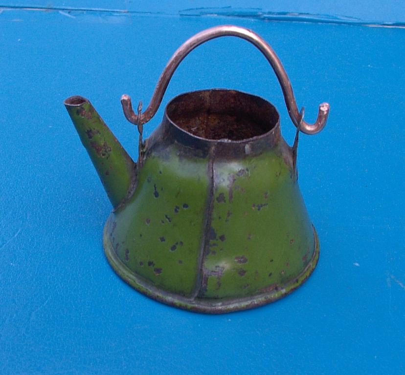 ЧАЙНИК ЗЕЛЁНЫЙ ЭМАЛИРОВАННЫЙ антикварный для кукол