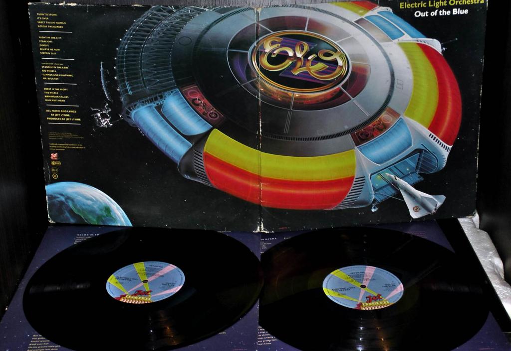 Blue light orchestra. Electric Light Orchestra 1977. Electric Light Orchestra пластинки. Electric Light Orchestra out of the Blue 1977. Electric Light Orchestra - out of the Blue Vinyl 2lp конверт.