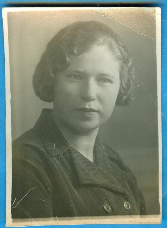 Катя Серинова, 1940 - 41, два фото  5 х 7 см