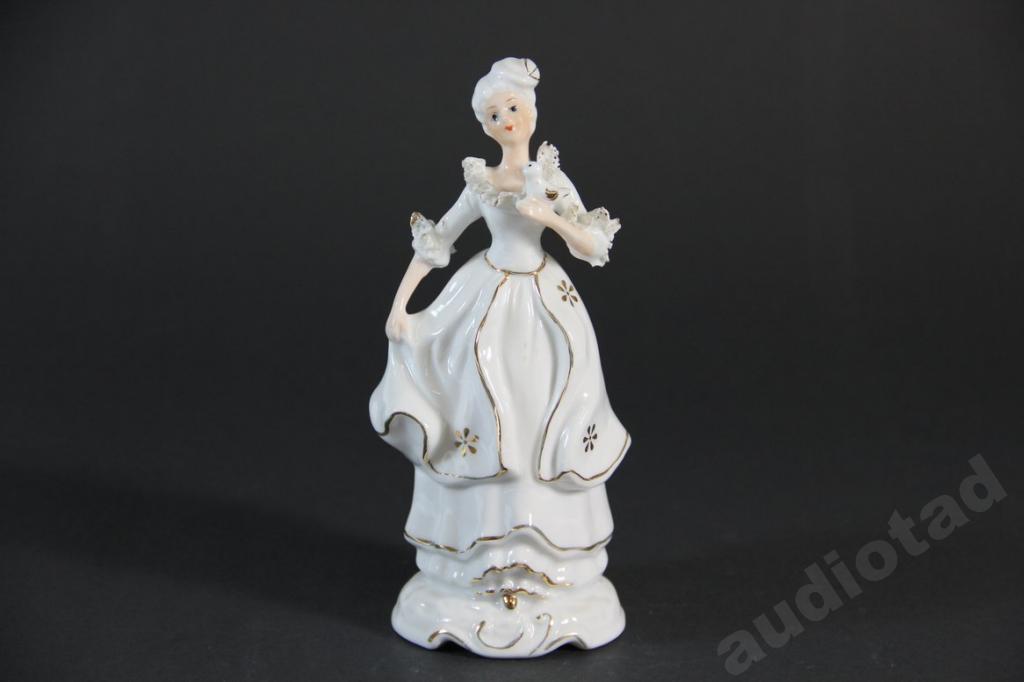 Фарфоровая статуэтка дама с птичкой рококо 1920-30 