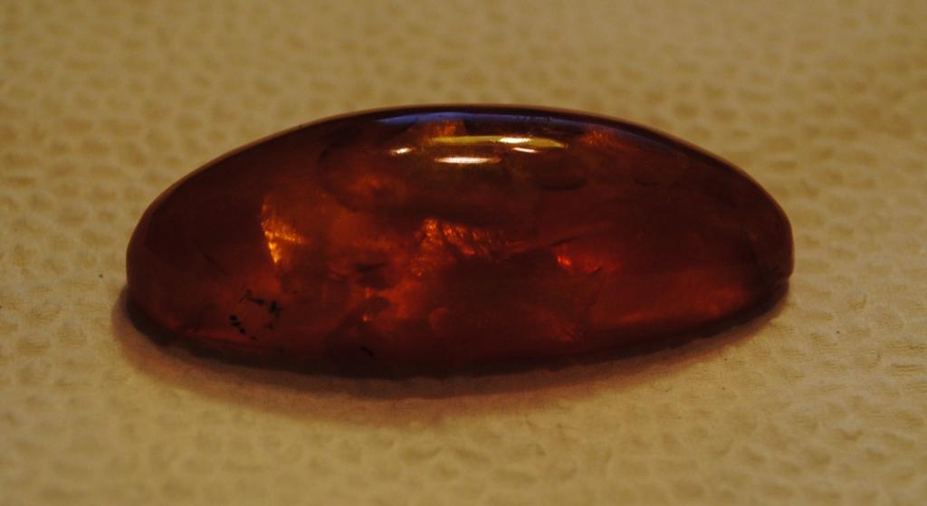 янтарь природный каленый кабашон 5.7 гр