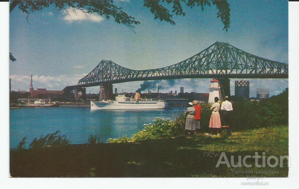 4235.Корабль,пассажирский лайнер проходит под мостом.