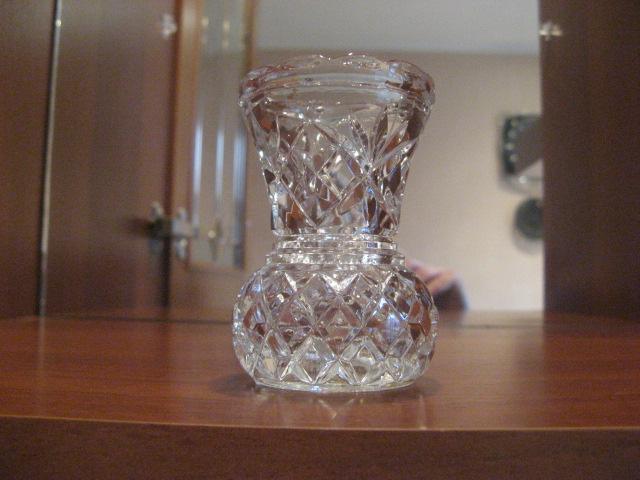 Б у вазы в красноярске. Хрустальная вазочка. Хрустальные вазы для цветов. Старые хрустальные вазы. Советские хрустальные вазы.