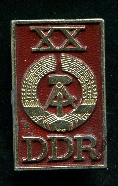 20 лет гдр. Значок ХХ ГДР. Знак ГДР 40 лет Штази.. Знак FDD В ГДР. Значок Юный библиотекарь ГДР.