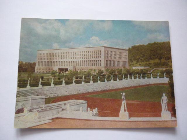 Рим. Стадион с мраморными статуями.