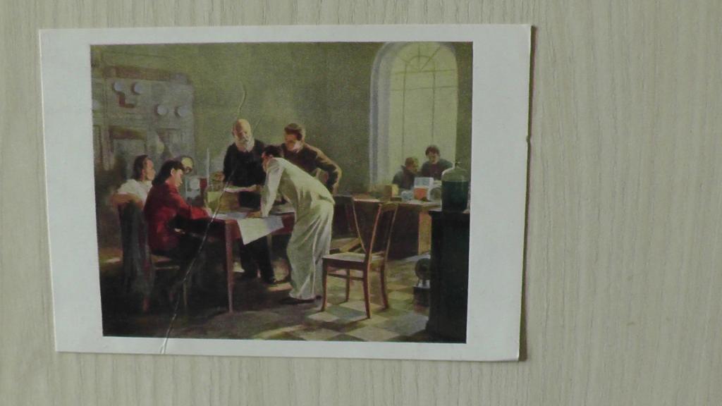 открытка худ.Уманский -"Академик Вологдин в своей лаборатории." 1951г