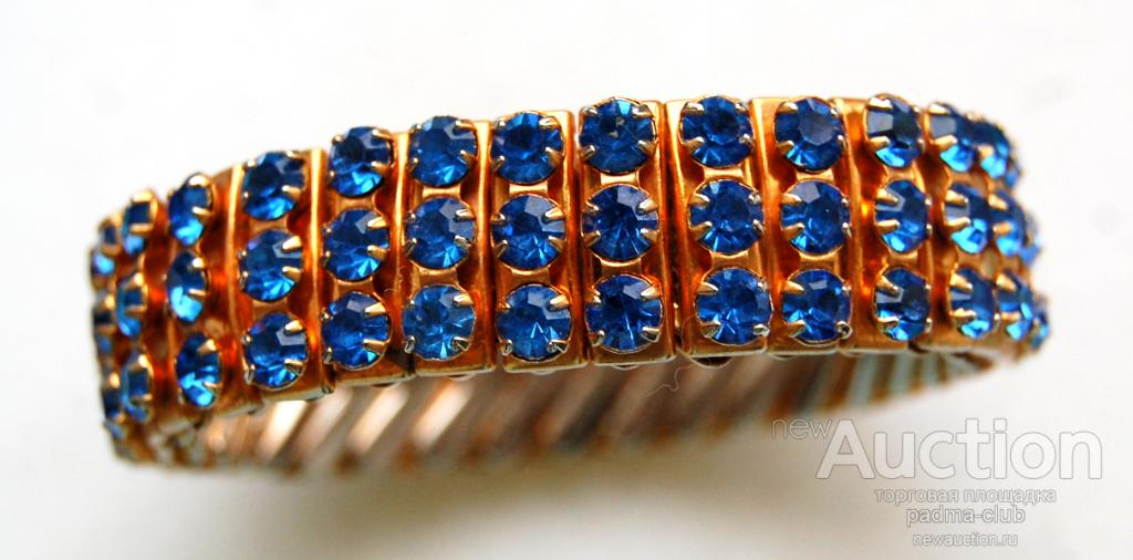 Браслет с голубыми кристаллами и растягивающимся браслетом.