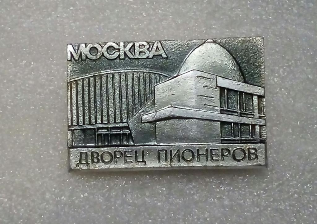 Сочинение весной 1942 года. Дворец пионеров был помечен на гитлеровских картах. Луцк дом пионеров. Две девочки текст. Якапо твора это.