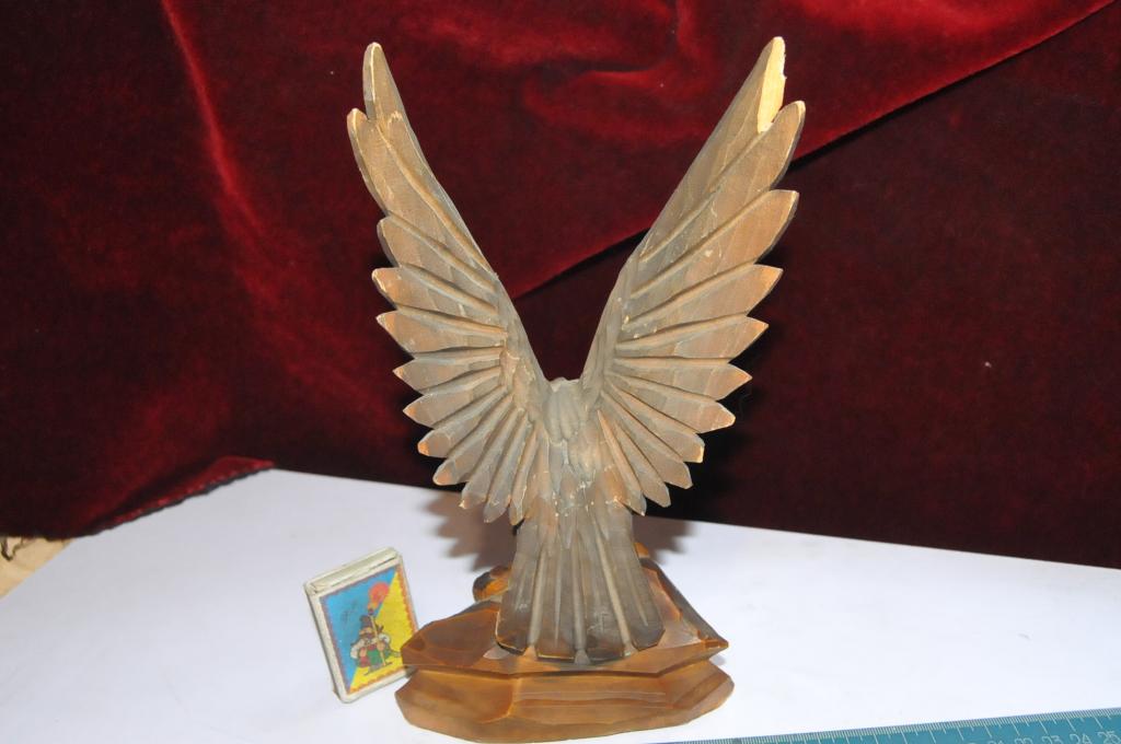 Ручной орел купить. Деревянная скульптура орла. Орел из дерева. Скульптура орла из дерева. Фигура орла из дерева.