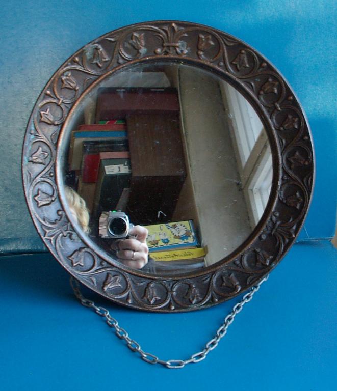 Купить зеркало бу на авито. Старинное круглое зеркало. Советское зеркало в металлической раме. Зеркало круглое советское. Зеркало СССР настенное.