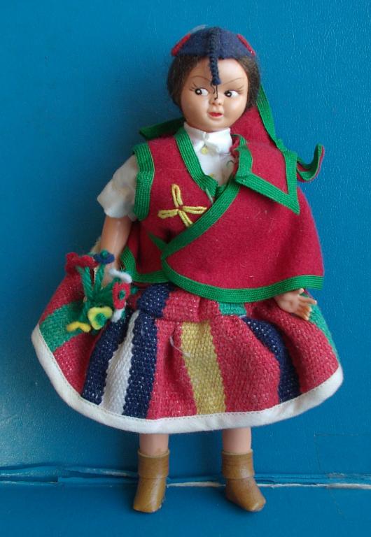 Старинная КУКЛА В НАЦИОНАЛЬНОМ КОСТЮМЕ пластик