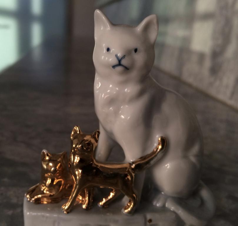 Кошка и КОТЯТА Фигурка Фарфор Золочение Германия