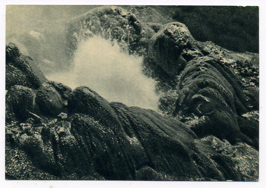 Камчатка Долина гейзеров Грифон гейзера Сахарного - Планета 1970 г
