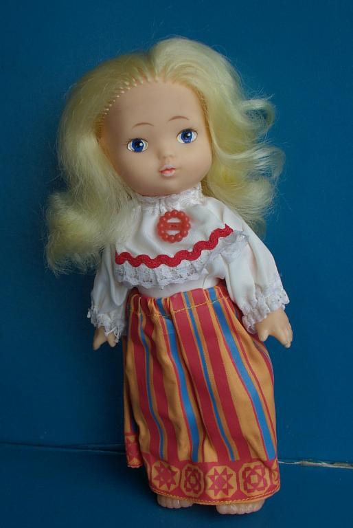 КУКЛА в НАЦИОНАЛЬНОМ КОСТЮМЕ этикетка КРУГОЗОР №2