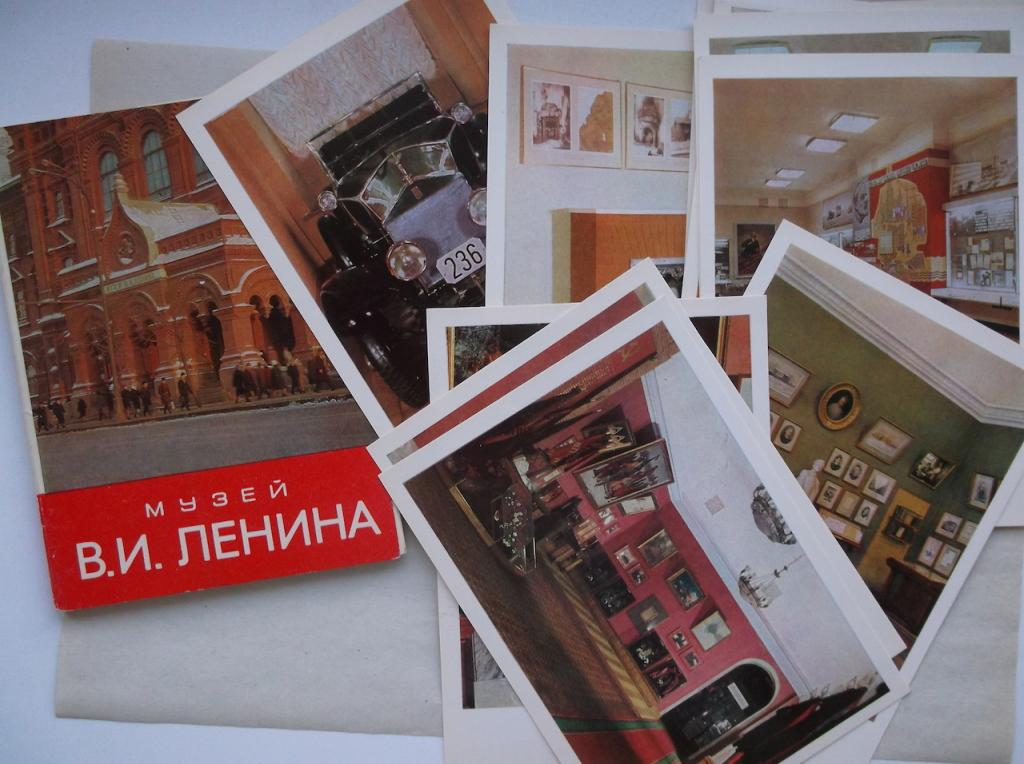 Консультант, музей советской открытки